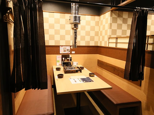 半個室のテーブル席